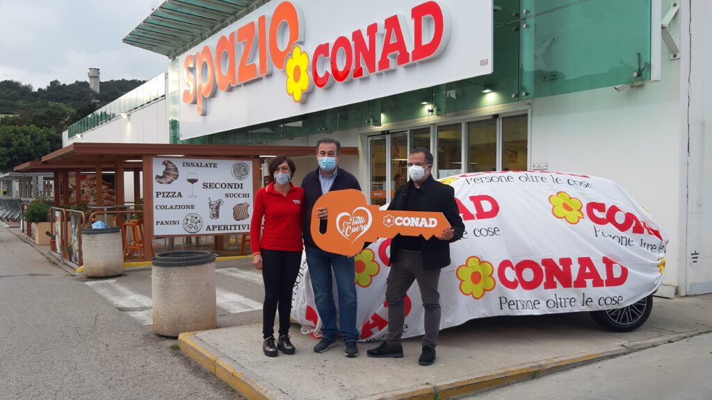 spazio conad di via jenner concorso sotto l albero consegnata al vincitore una lancia ypsilon hybrid gold