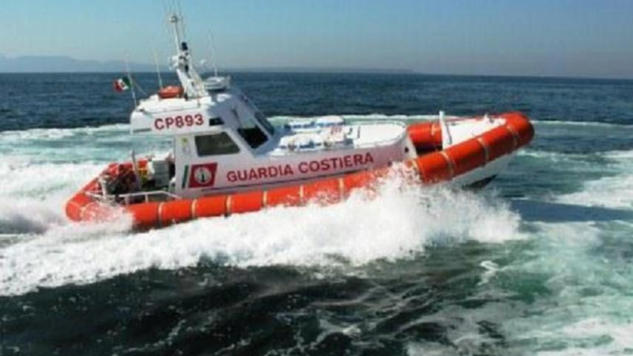 Travolto da un onda mentre pesca, muore 40enne di Settimo