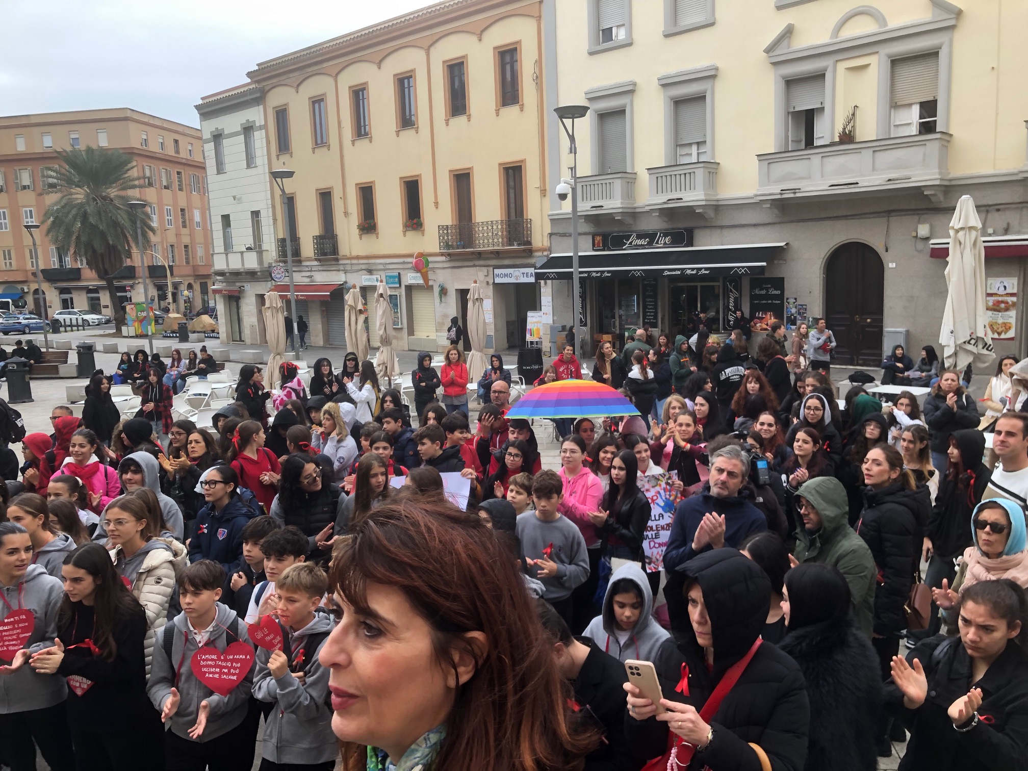 Liceo artistico e musicale Foiso Fois di Cagliari. Un convegno, la marcia con filo rosso, canti e musica per dire no alla violenza sulle donne