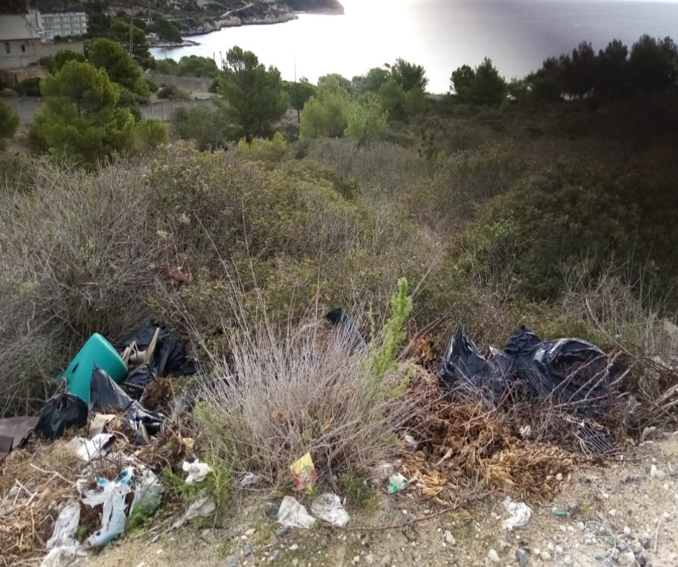 Cagliari. Lastricata di rifiuti la strada per il faro di Cala Mosca