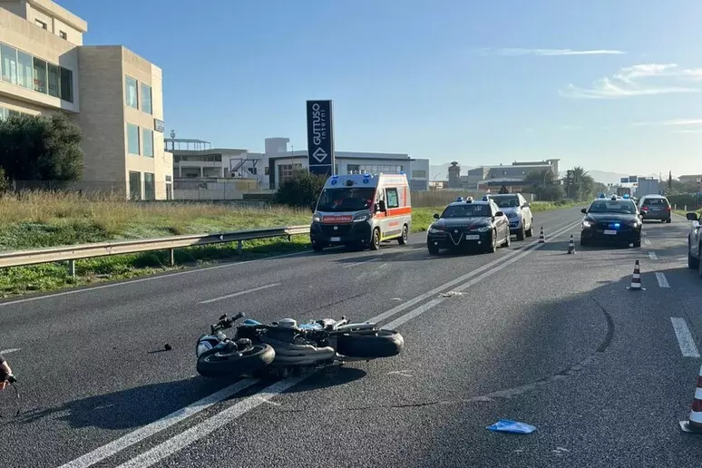 Con la moto contro camion alle porte di Cagliari, morto 55enne