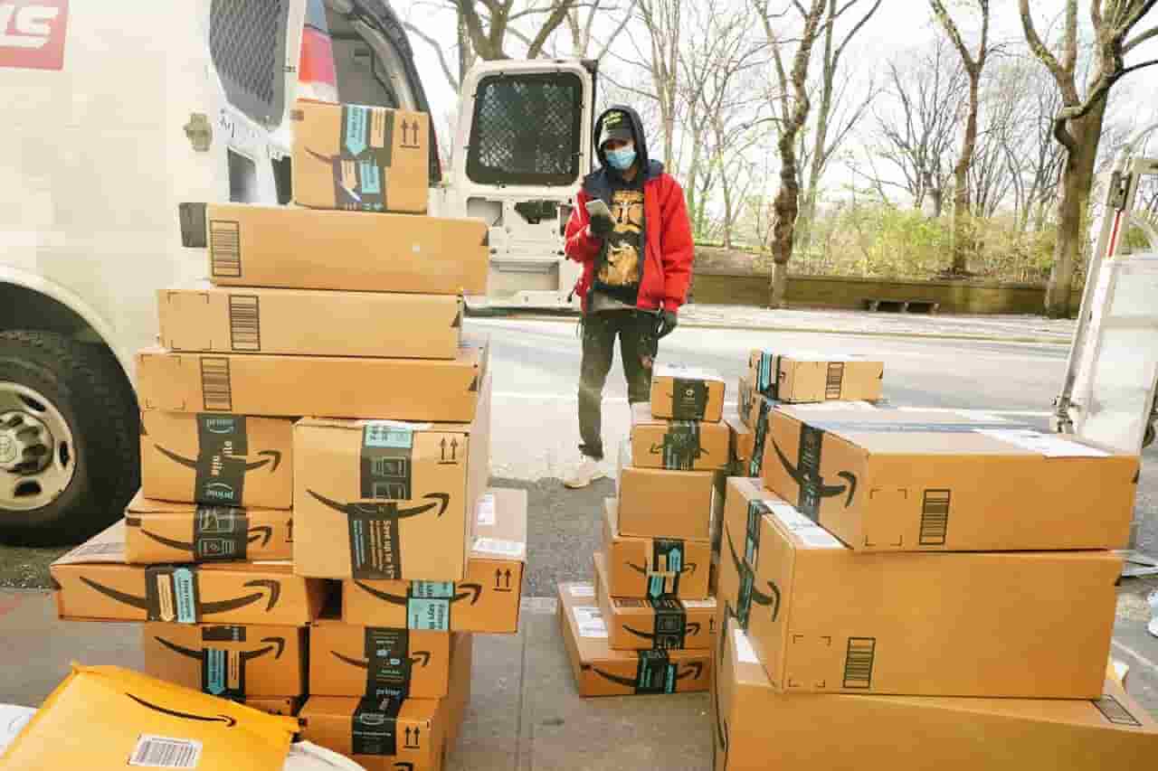 Corriere ‘stressato’ abbandona 80 pacchi Amazon in un bosco