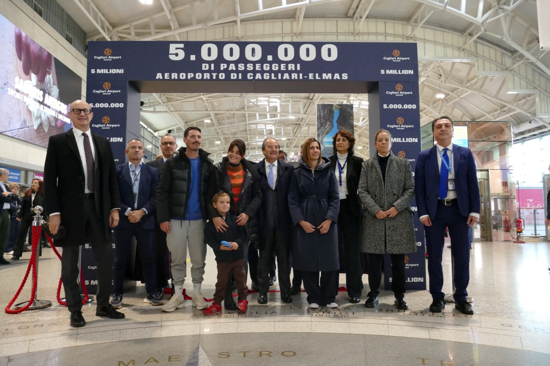 Aeroporto di Elmas, ieri mattina il traguardo dei 5 milioni di passeggeri. Festeggiato il piccolo Gioele