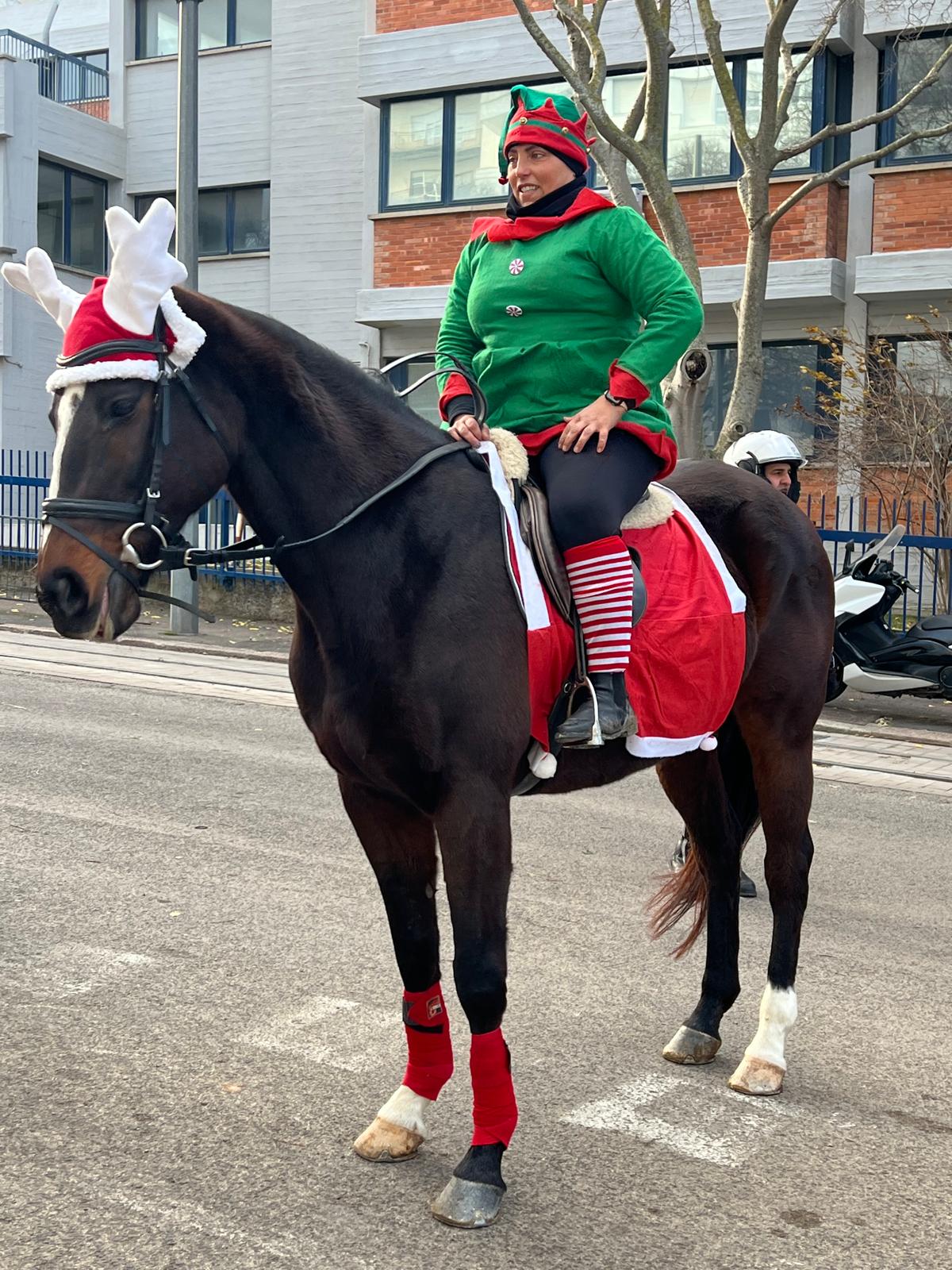 Ospedale Santissima Annunziata: Babbo Natale e tre elfi arrivano a cavallo per portare i doni ai pazienti oncologici