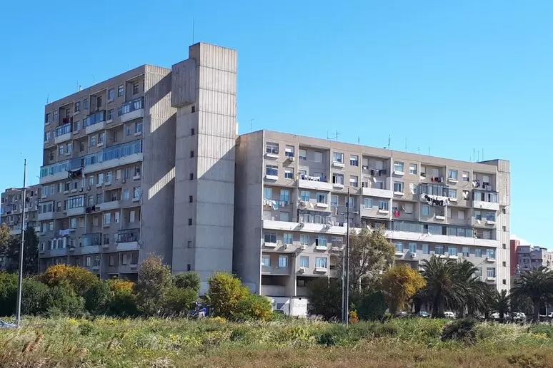 Cagliari. Si arrampica per arrivare a casa della fidanzata, cade dal quarto piano e muore