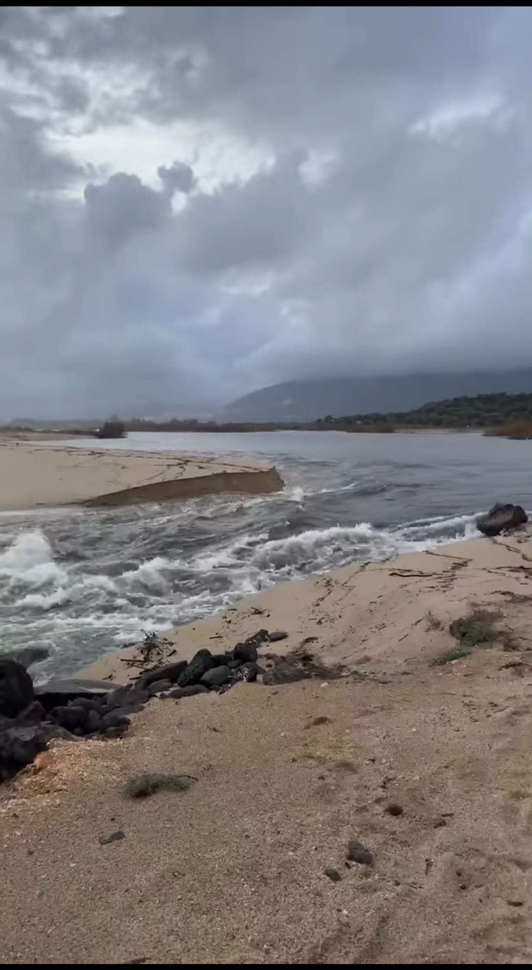 Maltempo Sardegna. Aperto un varco nella spiaggia Orosei per facilitare il deflusso del Cedrino