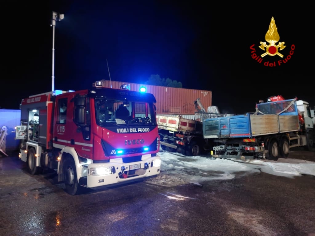 In fiamme due camion nella zona industriale di Elmas