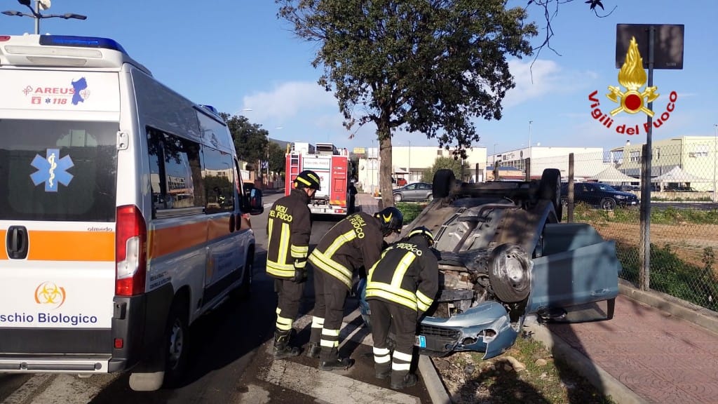 Capoterra. Auto si ribalta sulla strada Provinciale 91, un ferito