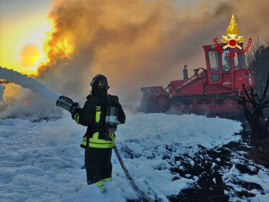 Selargius.  Vasto incendio in una discarica di pneumatici